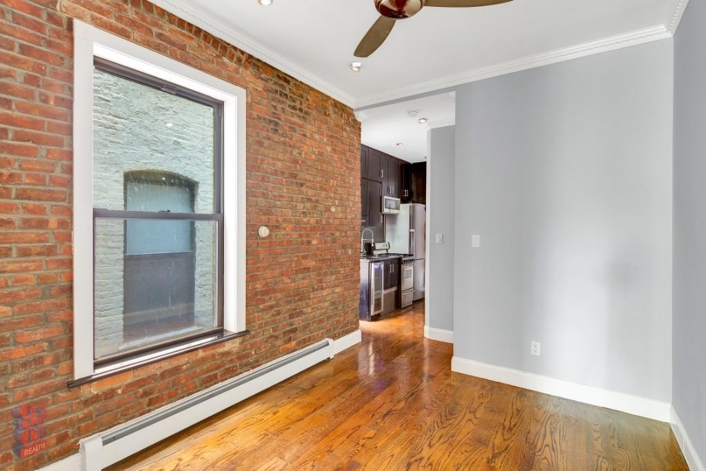 2 Bedrooms | 1 Bathroom | Prime Manhattan Location - Photo 1