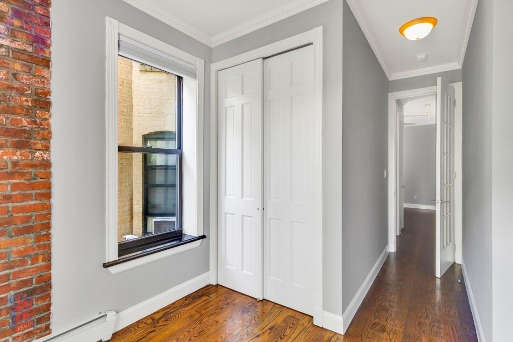 2 Bedrooms | 1 Bathroom | Prime Manhattan Location - Photo 2