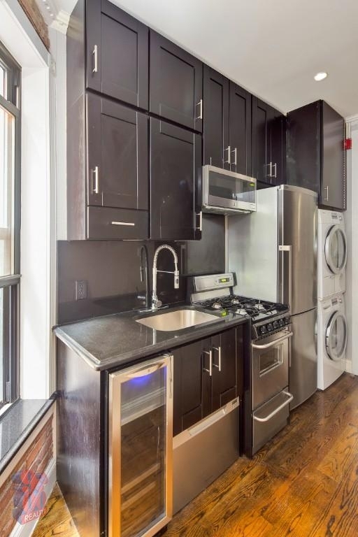 2 Bedrooms | 1 Bathroom | Prime Manhattan Location - Photo 3