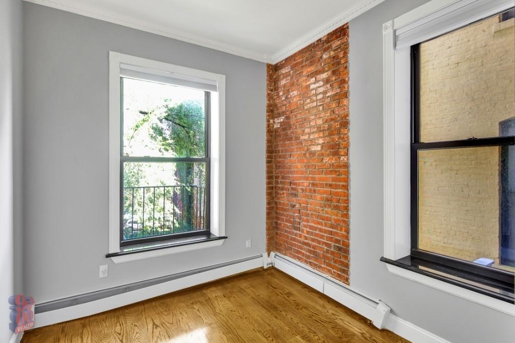 2 Bedrooms | 1 Bathroom | Prime Manhattan Location - Photo 6