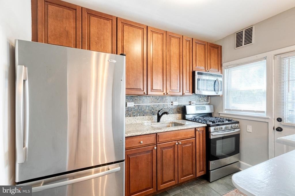1011 W 42nd Street - Photo 3