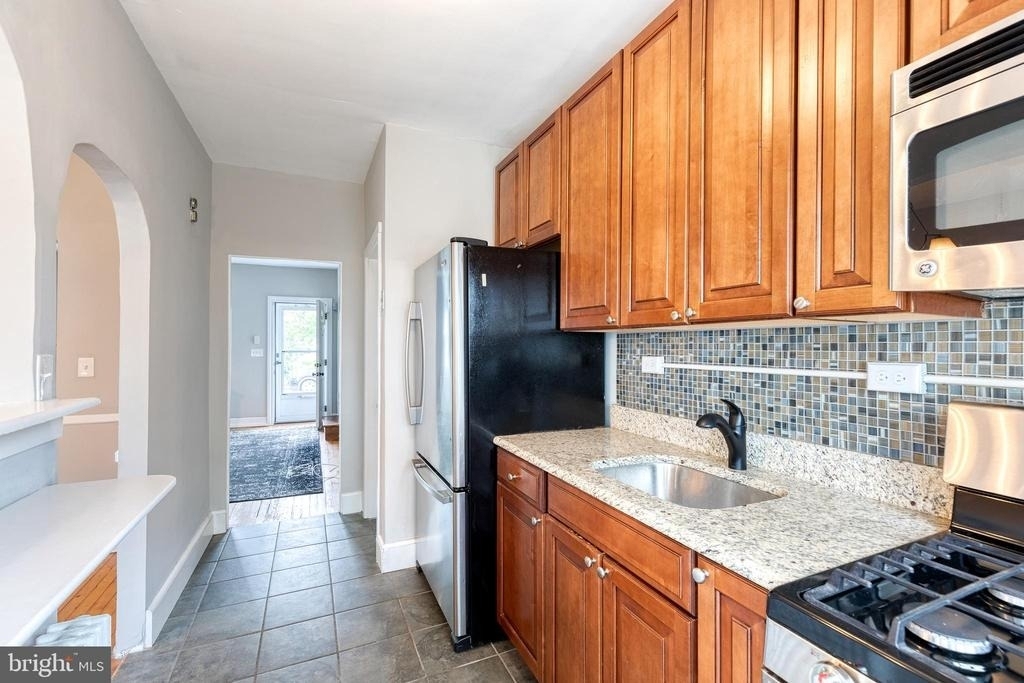 1011 W 42nd Street - Photo 4