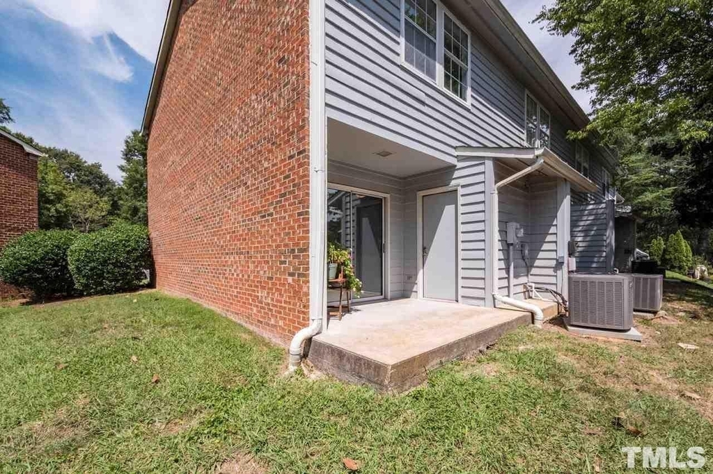 135 Coleridge Court - Photo 9