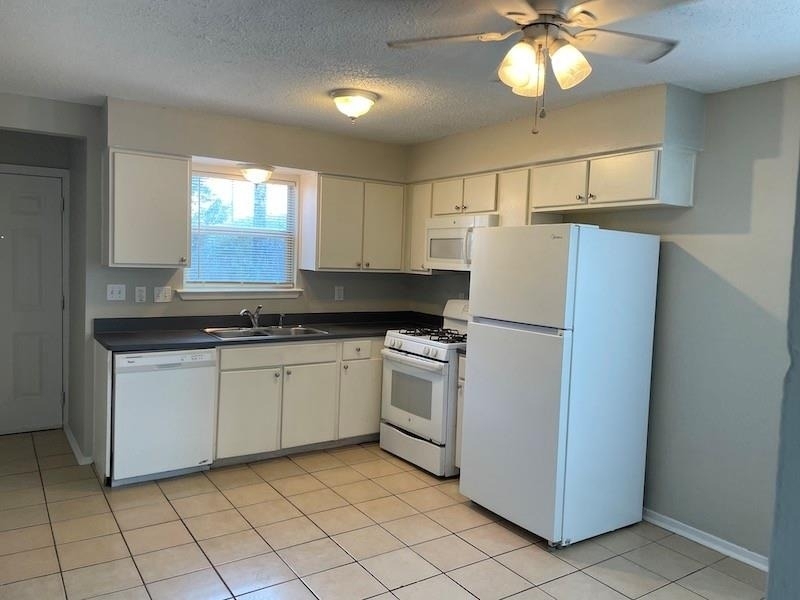 8401 Colony Loop Dr - Photo 2