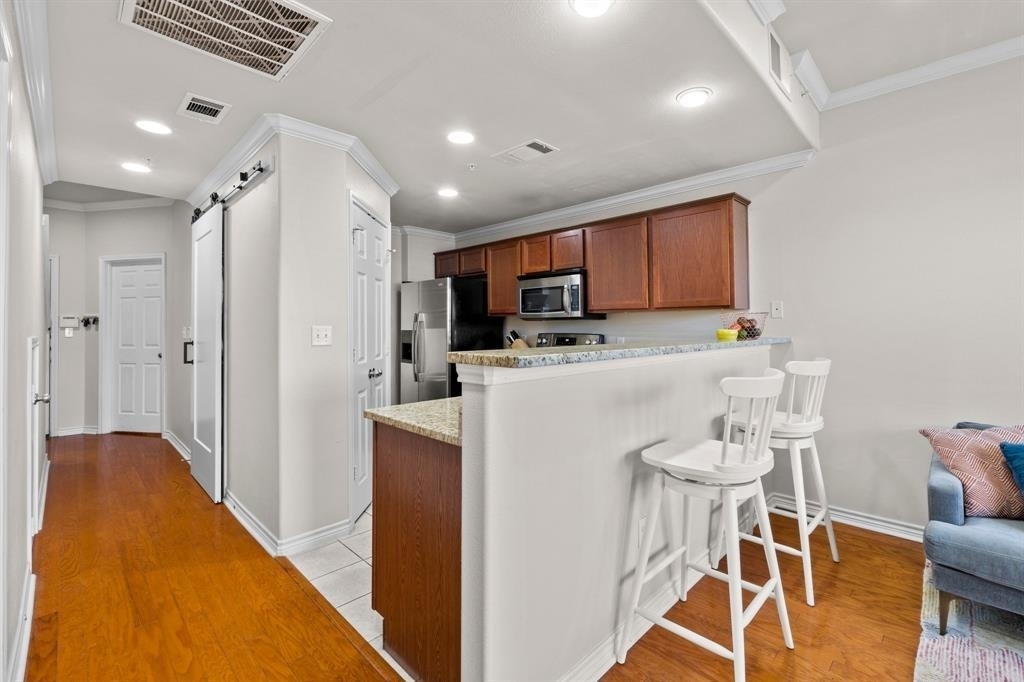 305 E 31st St - Photo 9