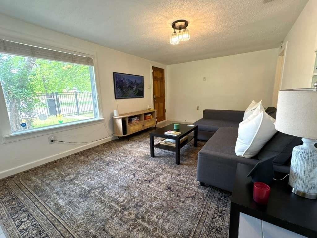 1101 Holly St - Photo 2