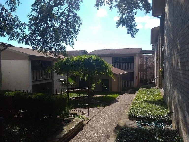 1304 Summit St - Photo 14