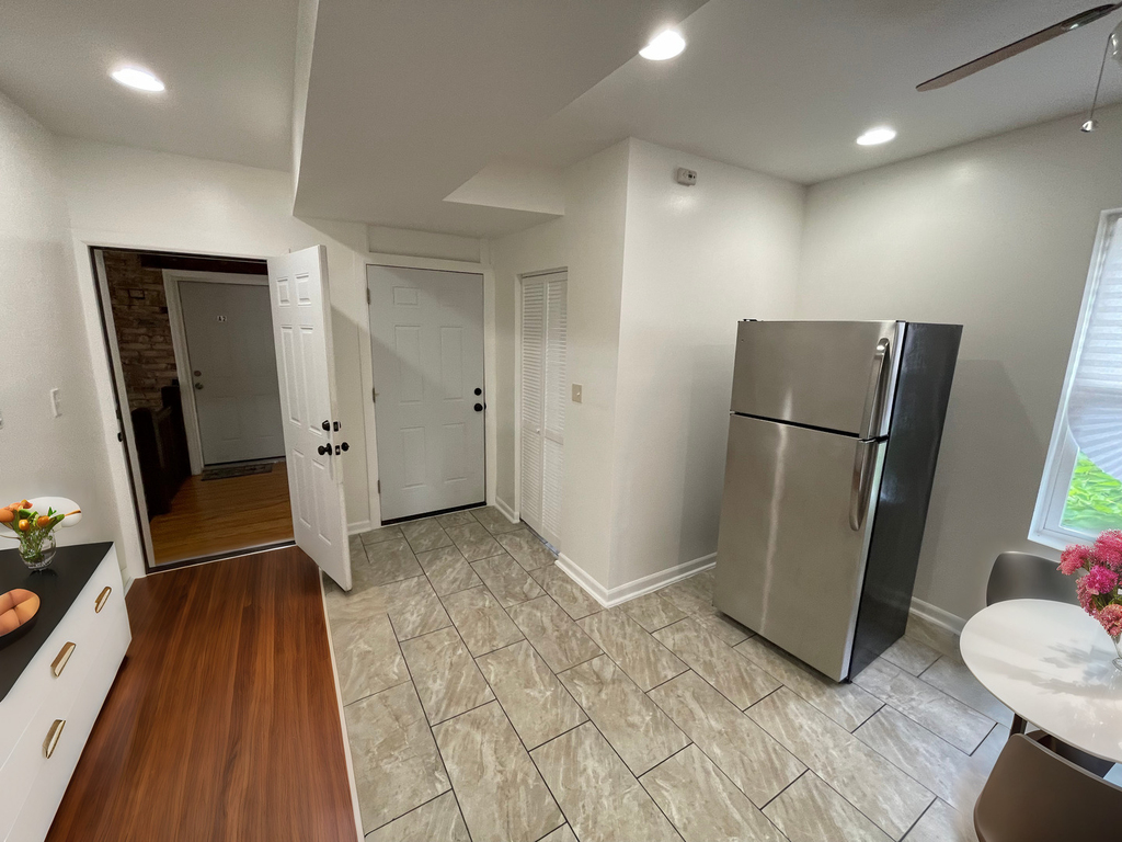 1320 W 57th Street - Photo 4