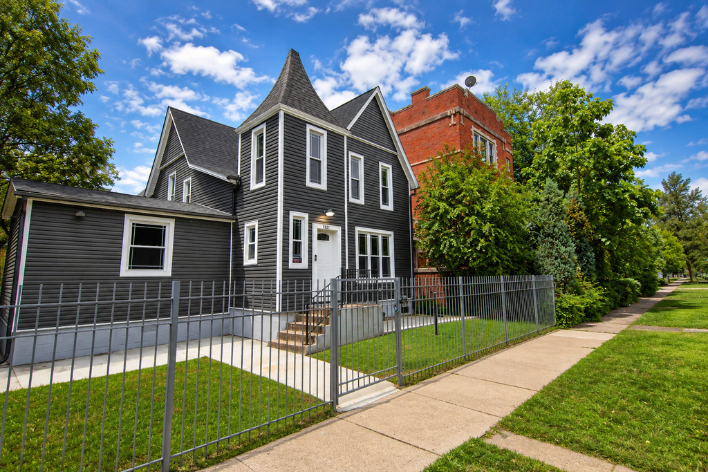 7527 S Stewart Avenue - Photo 0