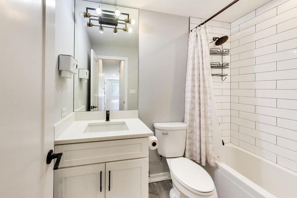 552 E 46th Place - Photo 5
