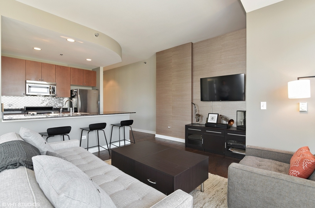 303 W Ohio Street - Photo 2
