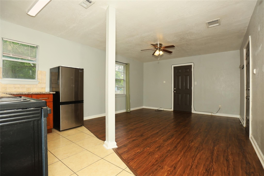 713 S Valderas Street - Photo 2