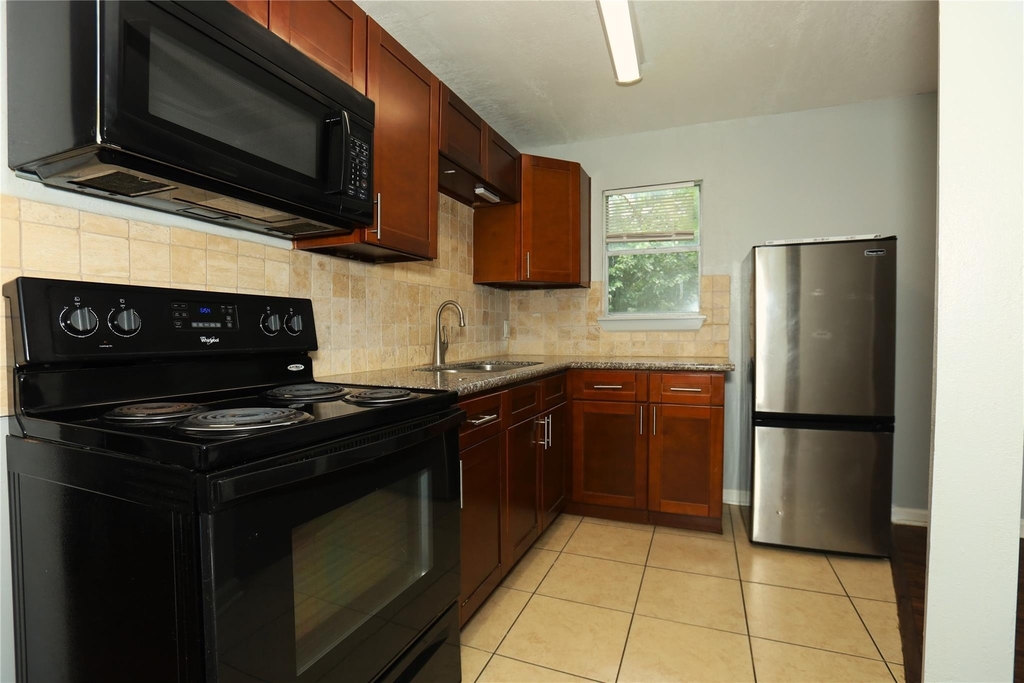 713 S Valderas Street - Photo 3