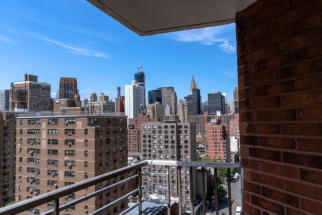E 27th st - Photo 2