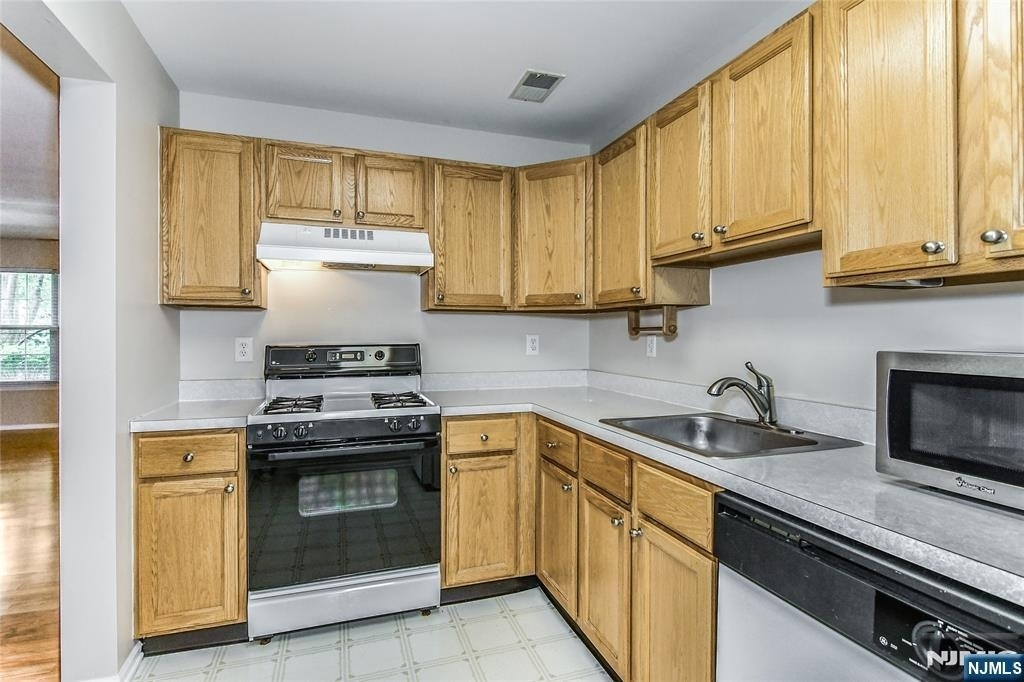 2055 Charles - Photo 3