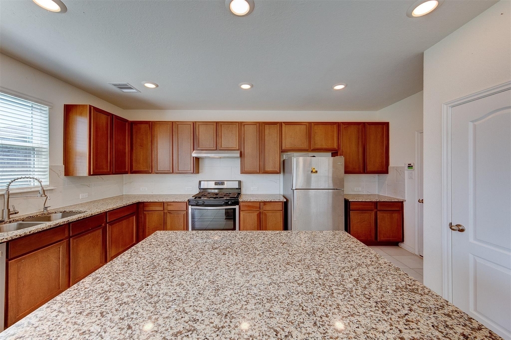 7218 Bakersfield Court - Photo 9