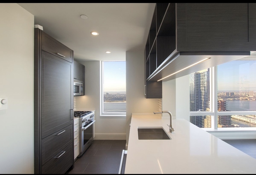 10th Avenue - Photo 3