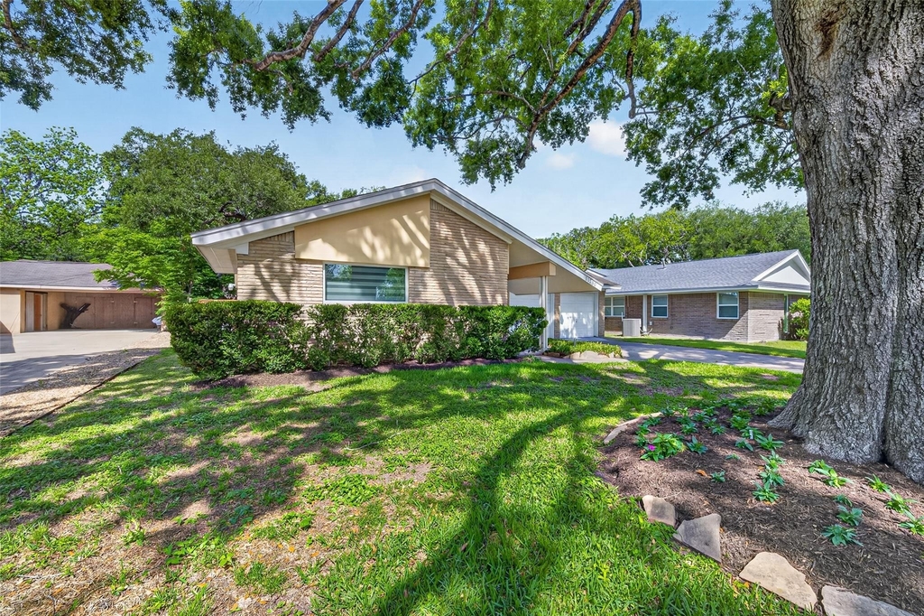 11230 Huggins Drive - Photo 1