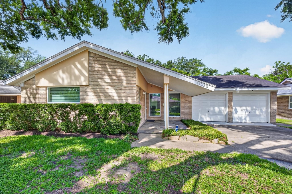 11230 Huggins Drive - Photo 2