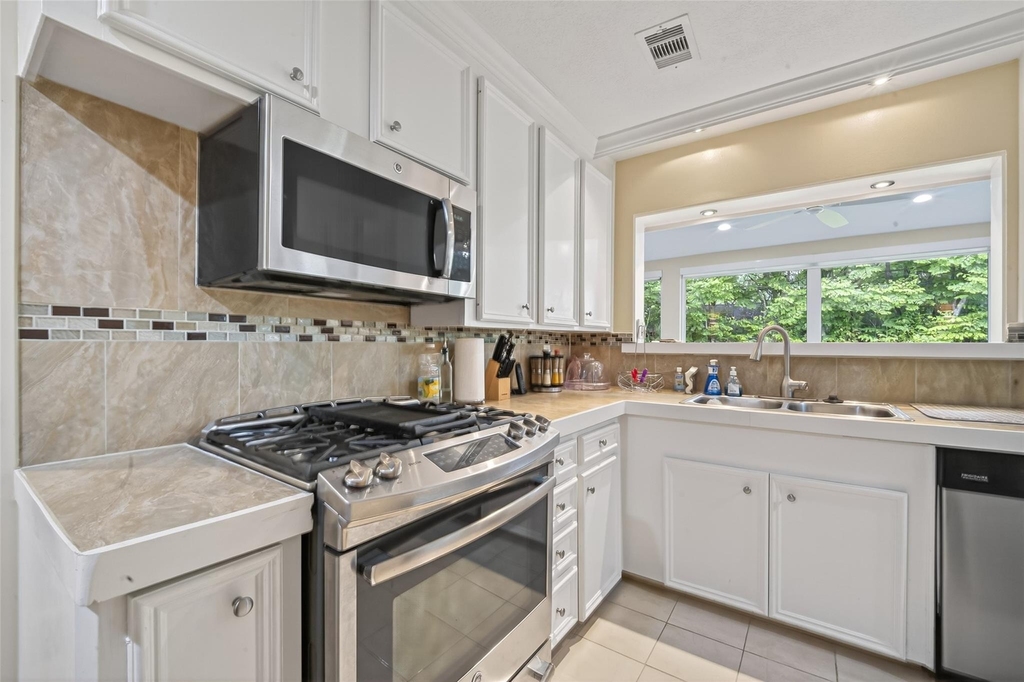 11230 Huggins Drive - Photo 10