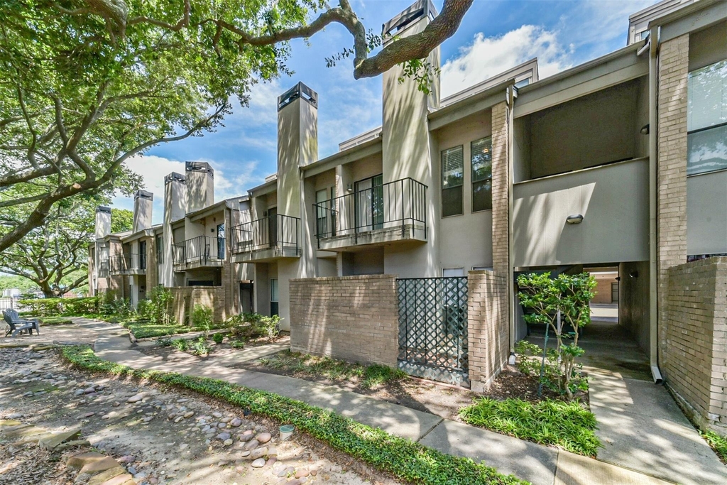10811 Richmond Avenue - Photo 2