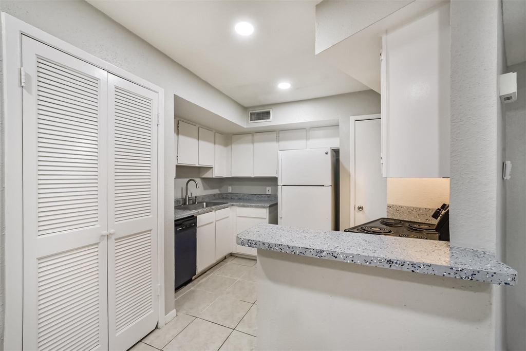 10811 Richmond Avenue - Photo 12