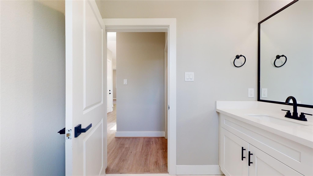 806 E 39th Street - Photo 28