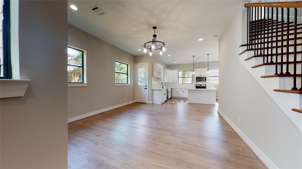 806 E 39th Street - Photo 15