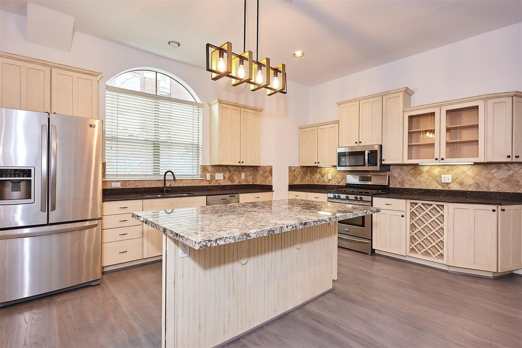 110 E Detering Street - Photo 9