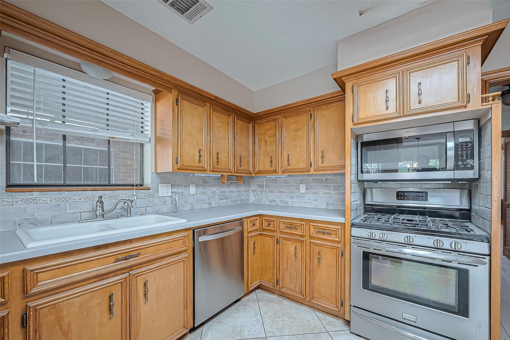 18307 Champion Forest Drive - Photo 9