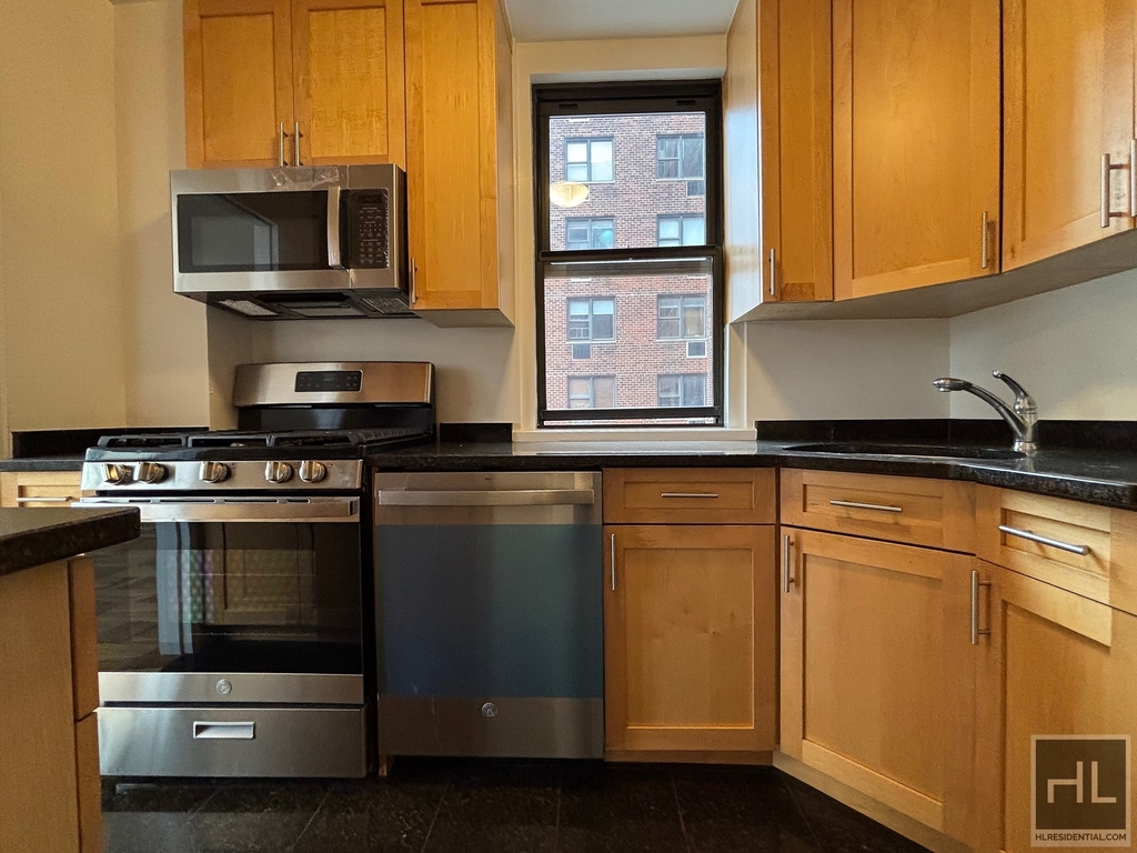 East 79th Street - Photo 4