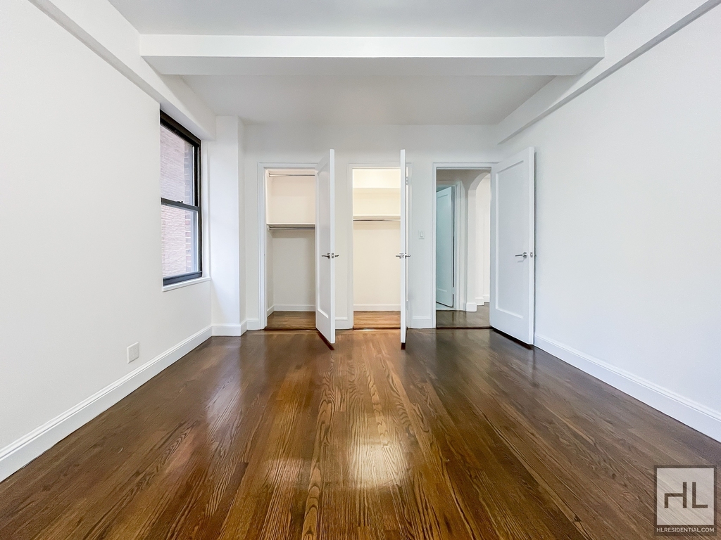 Fifth Avenue - Photo 2