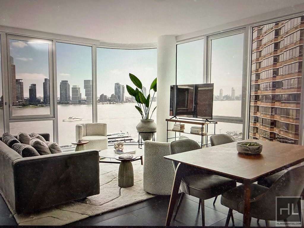 1st Avenue - Photo 2