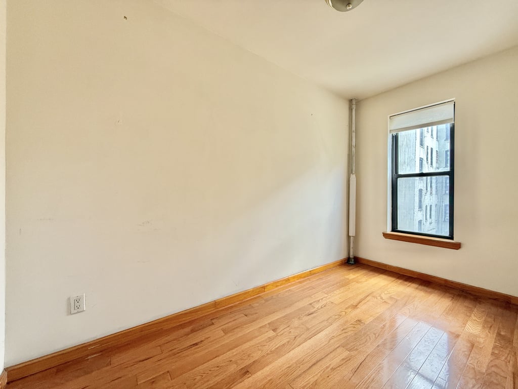 2nd ave/E 14th st - Photo 4