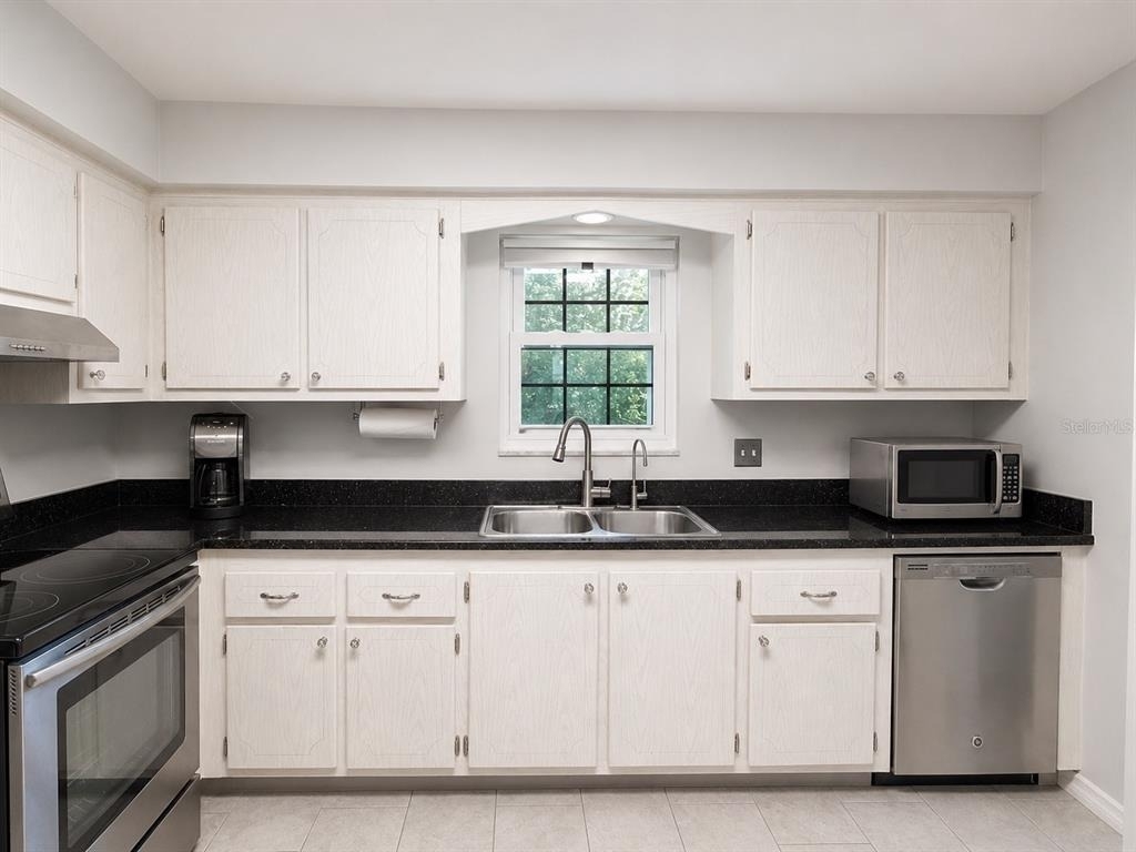 1706 Belleair Forest Drive - Photo 2