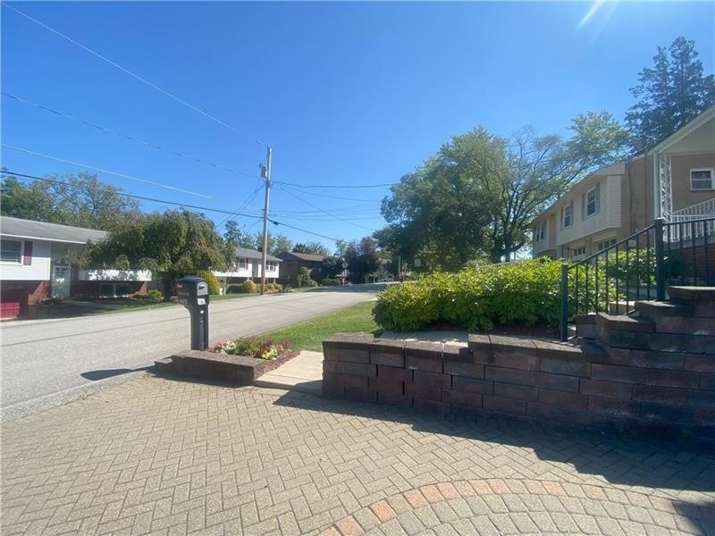 439 Crestview Dr - Photo 4