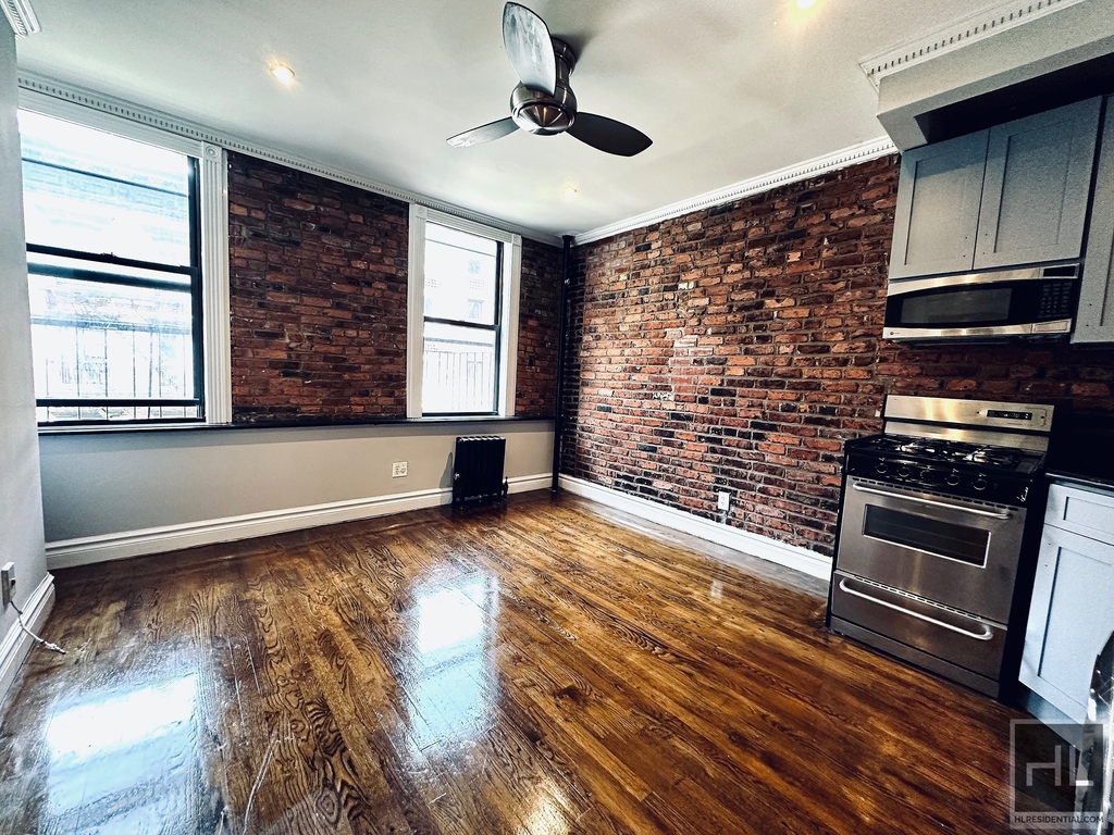 Clinton Street - Photo 2