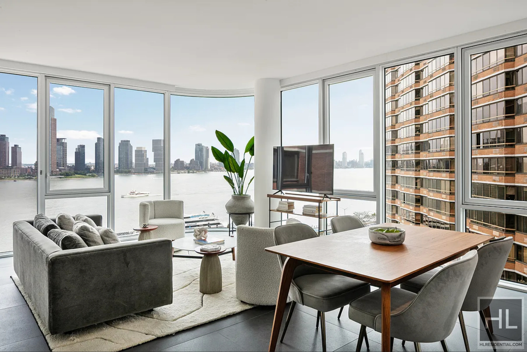 1st Avenue - Photo 0