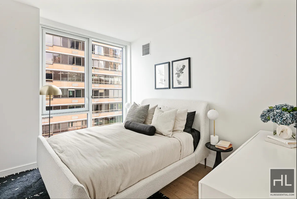 1st Avenue - Photo 2