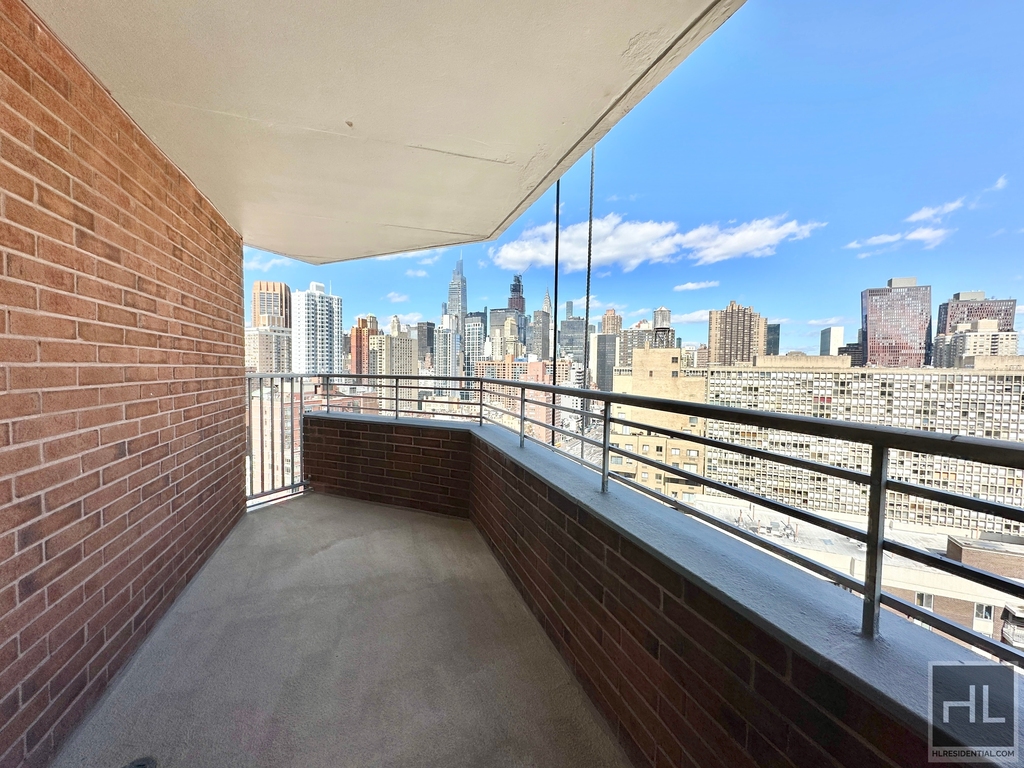 Second Avenue - Photo 2