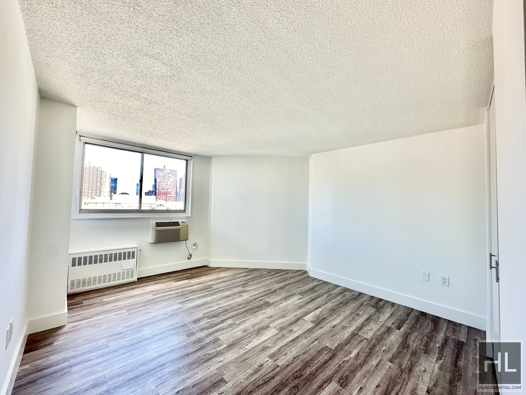 Second Avenue - Photo 1