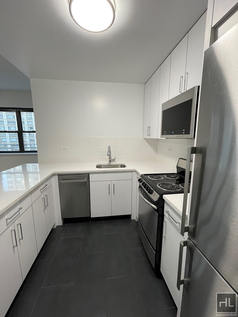 East 69 Street - Photo 4