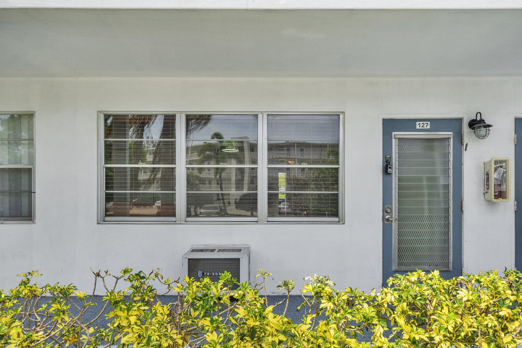 127 Westbury G - Photo 1