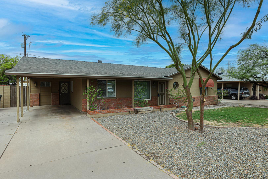 1005 E Cavalier Drive - Photo 0