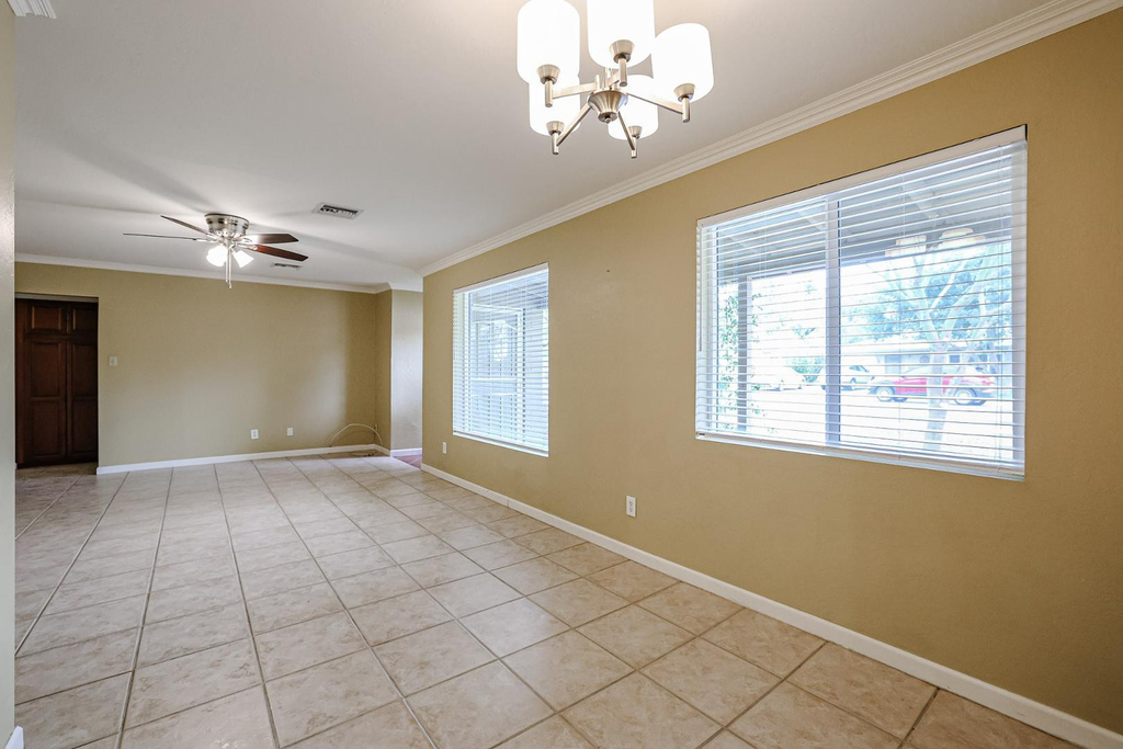 1005 E Cavalier Drive - Photo 2