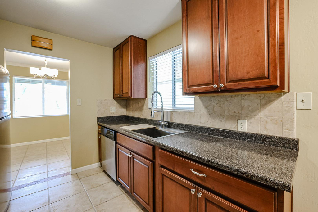 1005 E Cavalier Drive - Photo 9