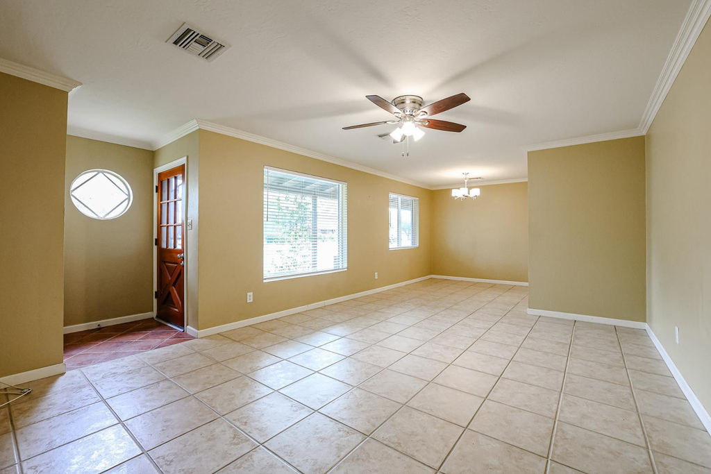 1005 E Cavalier Drive - Photo 1