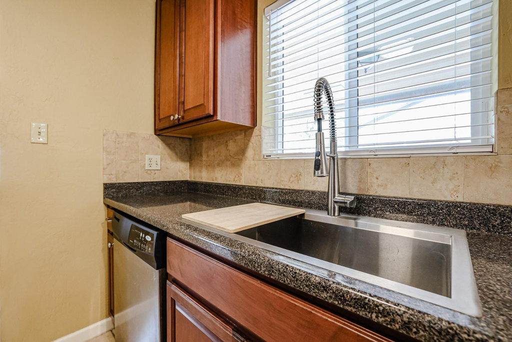 1005 E Cavalier Drive - Photo 10