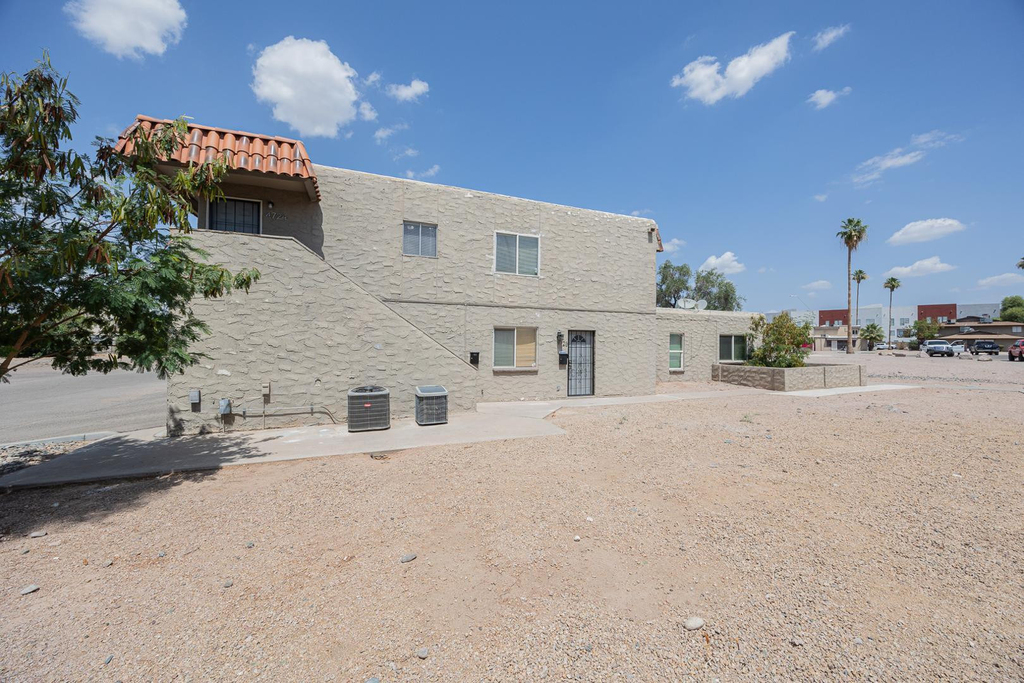 4724 E Portland Street - Photo 0
