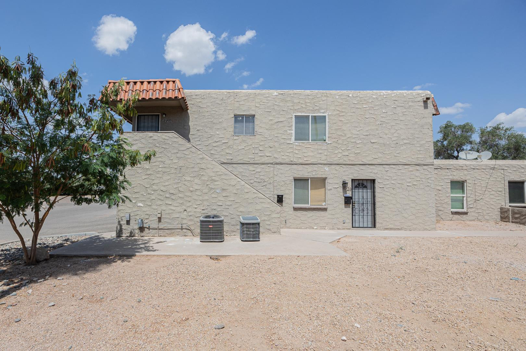 4724 E Portland Street - Photo 1
